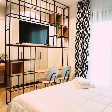 Four Blue Apartment *